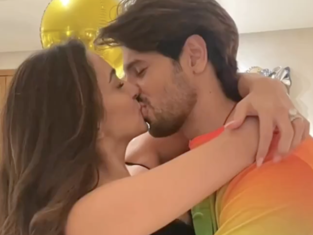 Sidharth Malhotra’s Birthday: Kiara’s Sweet Kiss & Midnight Revelry!